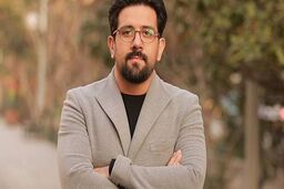 حمله قمه کشان با آرامش کامل به مجری تلویزیون مقابل پردیس سینمایی ملت