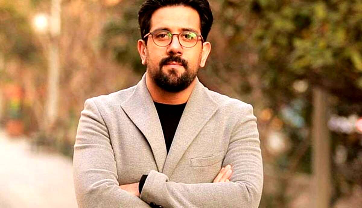 حمله قمه کشان با آرامش کامل به مجری تلویزیون مقابل پردیس سینمایی ملت