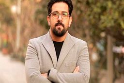 حمله قمه کشان با آرامش کامل به مجری تلویزیون مقابل پردیس سینمایی ملت