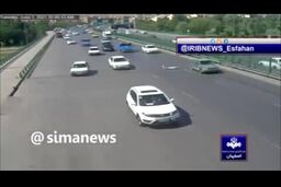 لحظه هولناک سقوط پراید از روی پل معروف در اصفهان به زاینده رود