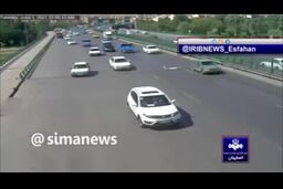 لحظه هولناک سقوط پراید از روی پل معروف در اصفهان به زاینده رود