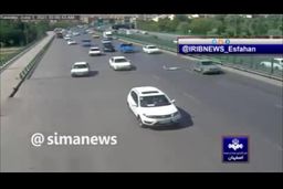لحظه هولناک سقوط پراید از روی پل معروف در اصفهان به زاینده رود