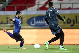 تأخیر در آغاز دیدار تراکتور - استقلال/ احتمال لغو بازی