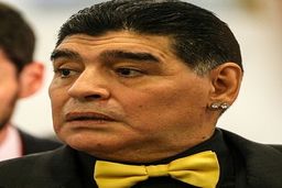 مارادونا بر تخت پادشاهی! + عکس

