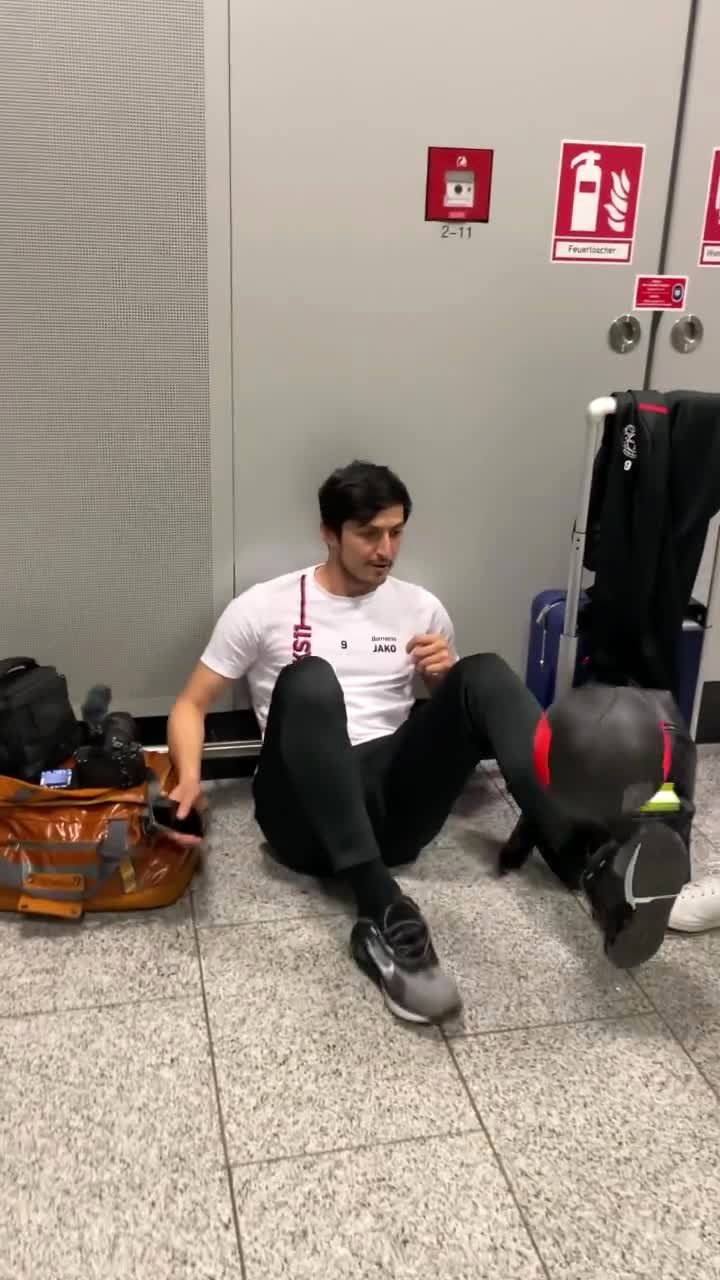 هنرنمایی آزمون در فرودگاه سوژه لورکوزن شد|فیلم