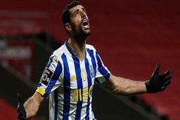 اشک‌های مهدی طارمی در آغوش سرمربی پورتو + عکس