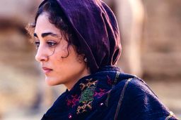 تصویر کماندویی از گلشیفته فراهانی درحال شلیک با تفنگ دوربین دار 