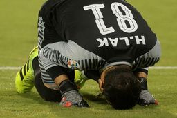 ۸۱ برد در کارنامه فوتبالی سنگربان پرسپولیس/ حامد لک اندازه شماره‌اش در لیگ برتر پیروز شده!

