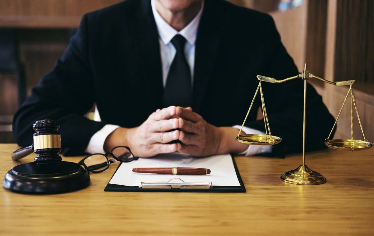 یک وکیل پایه یک دادگستری چه ویژگی هایی دارد؟