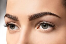 کاشت ابرو، لیفت با نخ و زاویه سازی صورت: راهکارهایی برای زیبایی و جوانسازی