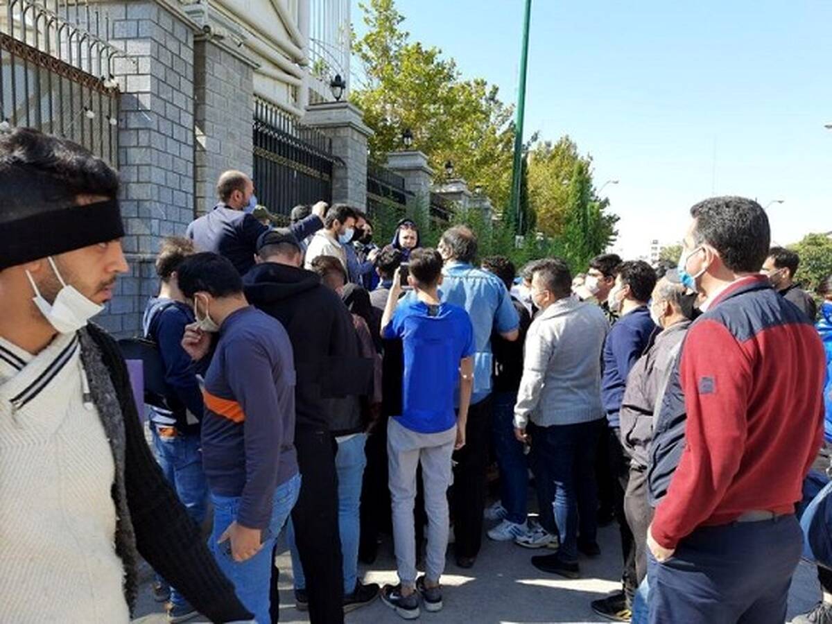 تجمع اعتراضی هواداران استقلال مقابل مجلس 

