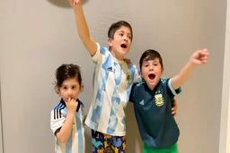  خواندن سرود قهرمانی توسط پسران مسی پس از قهرمانی کوپا
