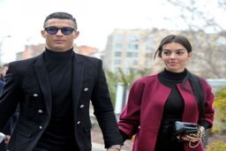 اقدام خنده دار رونالدو برای فرار از دست پاپاراتزی‌ها
