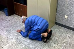 تصویر سجده شکر پدر بابک خرمدین به خاطر قتل پسرش