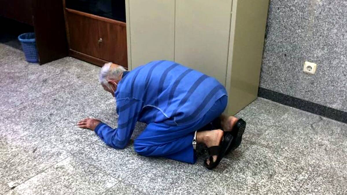 تصویر سجده شکر پدر بابک خرمدین به خاطر قتل پسرش