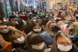 فیلم|حمله عجیب مردم برای حراج یک فروشگاه در تهران