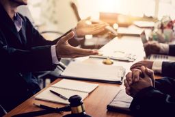 انتخاب وکیل در امور کیفری + شرایط، هزینه ها و نکات مهم