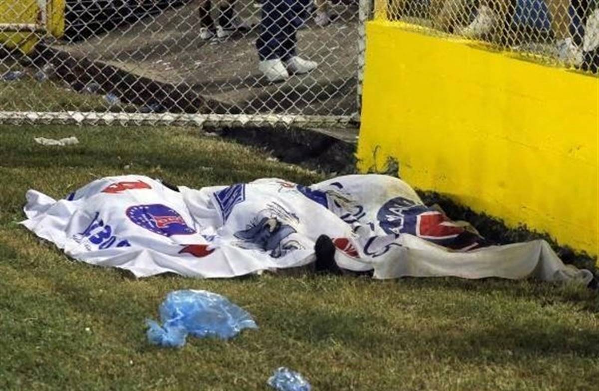 اتفاقی تلخ | جزئیات کشته شدن تماشاچیان فوتبال در ورزشگاه