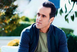 کنایه سنگین علی کریمی به ماجرای گرانی مرغ و ادعای سخنگوی دولت + عکس

