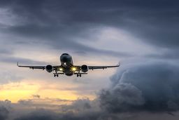 فرود جنجالی هواپیما در وسط اتوبان شلوغ! +فیلم