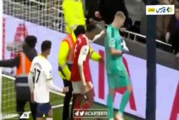 لگد باورنکردنی یک تماشاگر به دروازه بان آرسنال|فیلم