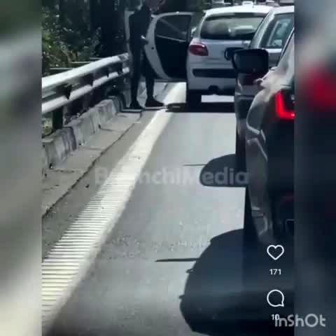 ببینید زورگیری هولناک با قمه از زن راننده وسط ترافیک اتوبان نیایش