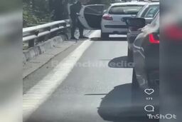 ببینید زورگیری هولناک با قمه از زن راننده وسط ترافیک اتوبان نیایش