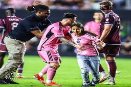 تصاویر رسیدن و فرار دختر جیمی جامپ به لیونل مسی