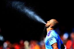 کارت زرد برای تف کردن در زمین فوتبال!

