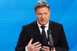 جنجال لباس مانشافت بالا گرفت