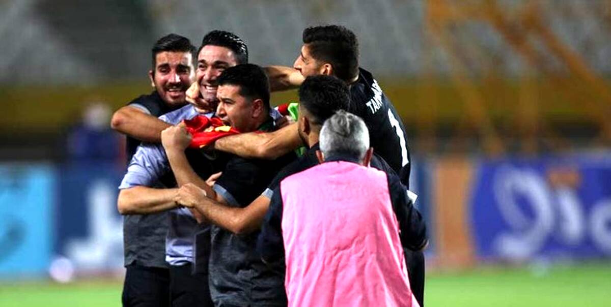 جواد نکونام روی دست بازیکنان فولاد
