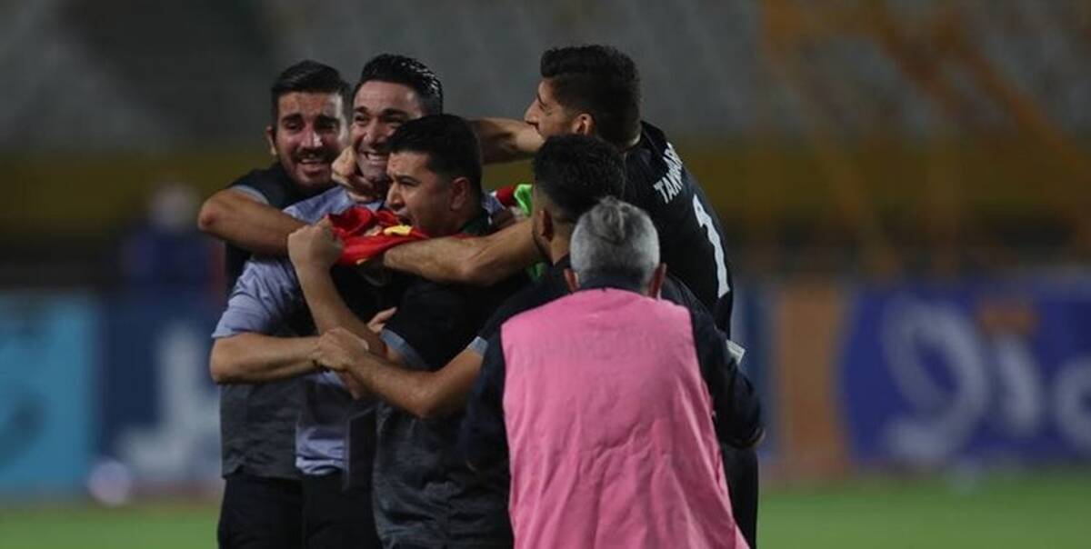 جواد نکونام روی دست بازیکنان فولاد