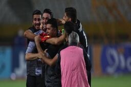 جواد نکونام روی دست بازیکنان فولاد