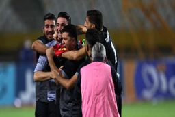 جواد نکونام روی دست بازیکنان فولاد