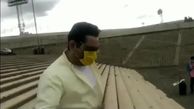 ببینید ورود گزارشگر دربی سرخابی با لباس و ماسک زرد