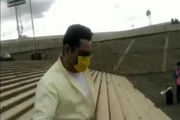 ببینید ورود گزارشگر دربی سرخابی با لباس و ماسک زرد