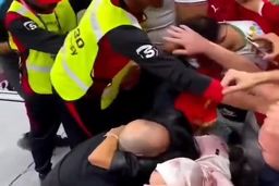 فیلم|بوسه سرمربی مراکش بر پیشانی مادر