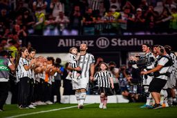 تصاویر خداحافظی با دکتر کیه لینی پس از 17 سال