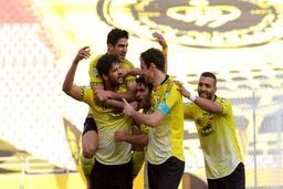 جنگ کی‌روش و محمد قاضی روی چمن مصنوعی