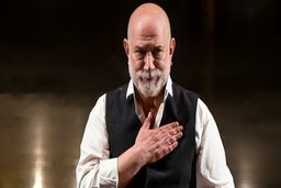  سنگ مزار آتیلا پسیانی | فیلم سنگ قبر آتیلا و مادرش