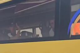 واکنش رونالدو به ابراز علاقه هواداران ایرانی از داخل اتوبوس