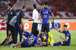 خود هواداران استقلال آرامش تیم را به هم می ریزند