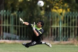 سنگ بزرگ استقلال پیش پای دروازه‌بانش / حسین پورحمیدی دست‌نوشته محمود فکری را بیاورد، برود!

