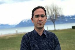 خطیر: آقای زنوزی! فکر کردی چون پول داری می‌توانی هر غلطی دلت خواست بکنی

