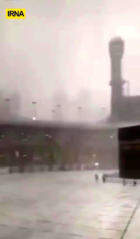 ویدئو|لحظه بارش شدید باران و رعد و برق در خانه خدا