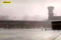 ویدئو|لحظه بارش شدید باران و رعد و برق در خانه خدا