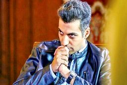 عادل فردوسی‌پور در کنار مادر زنده‌ یاد دکتر حمید رضا صدر