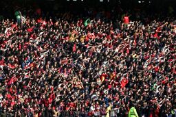 ضرب و شتم هواداران پرسپولیس پیش از دیدار با سپاهان

