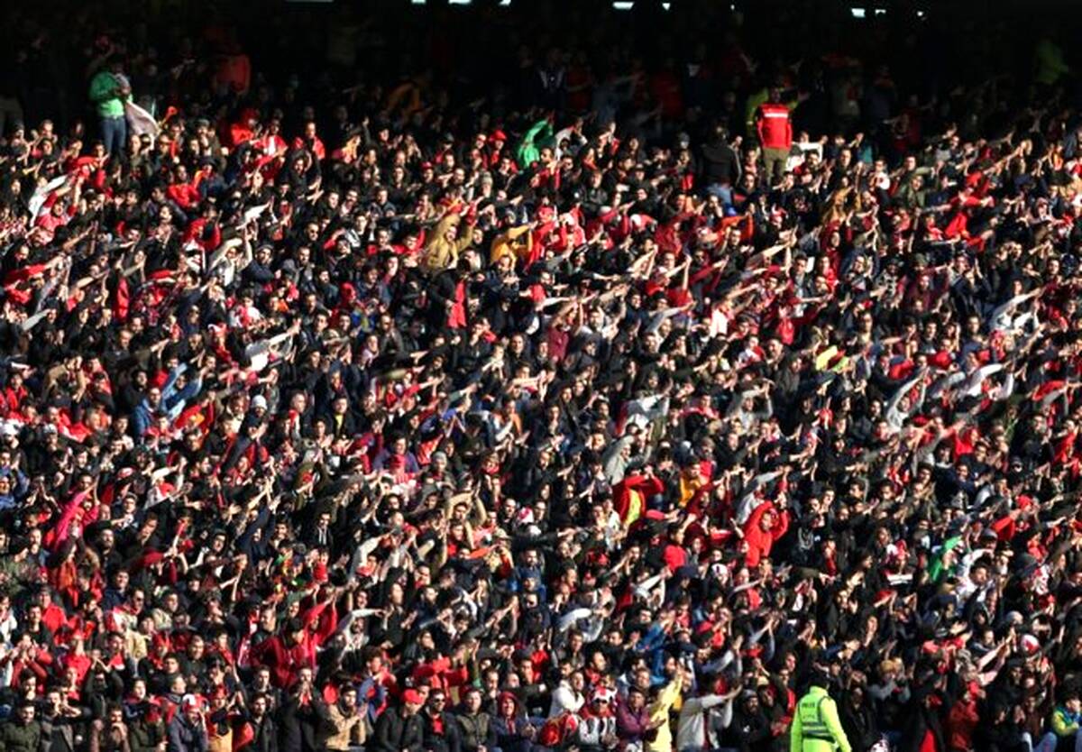 ضرب و شتم هواداران پرسپولیس پیش از دیدار با سپاهان

