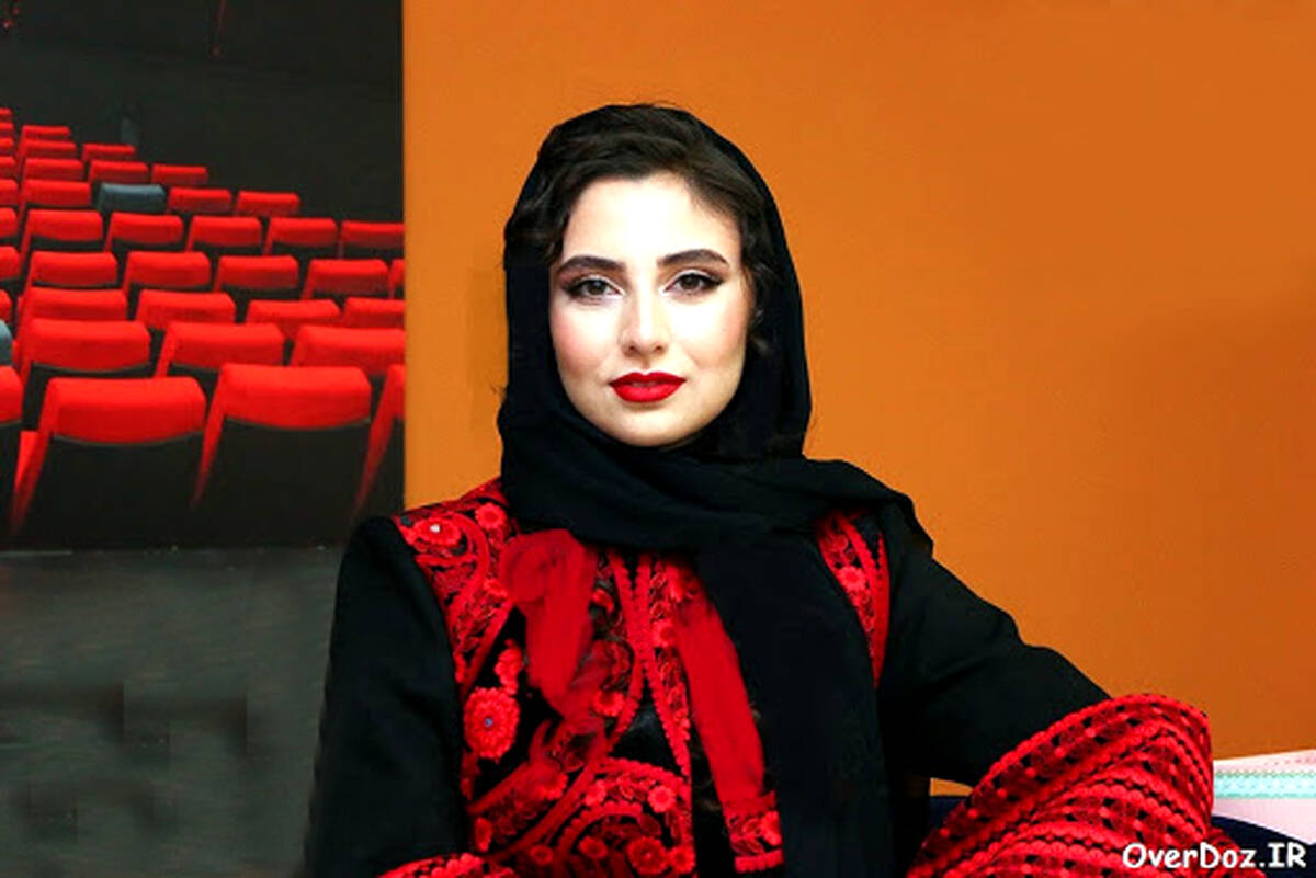 عکس: حدیث مدنی سوار بر آبنبات چوبی